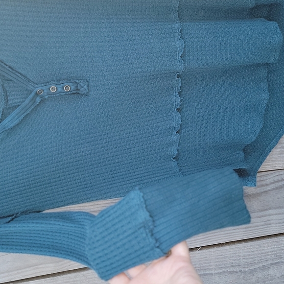 Long Sleeve Teal V-neck thermal waffle - Picture 3 of 8